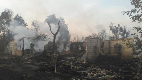 Палив траву: під Києвом чоловік знищив 3 будинки і 5 авто сусідів (фото)