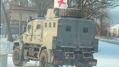 Російський пропагандист злив переміщення техніки окупантів під прапором Червоного хреста