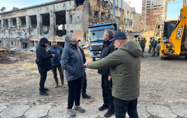 Представитель МУС посетила места ракетных ударов россиян в Харькове и Грозе