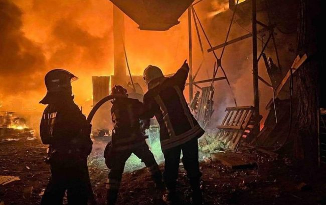 Под Киевом сильный пожар ночью охватил склады (фото, видео)