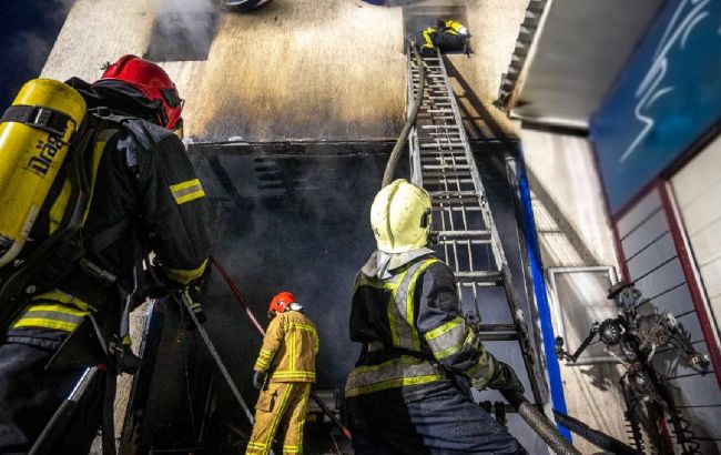 У Києві горіла СТО, з пожежі врятували чоловіка