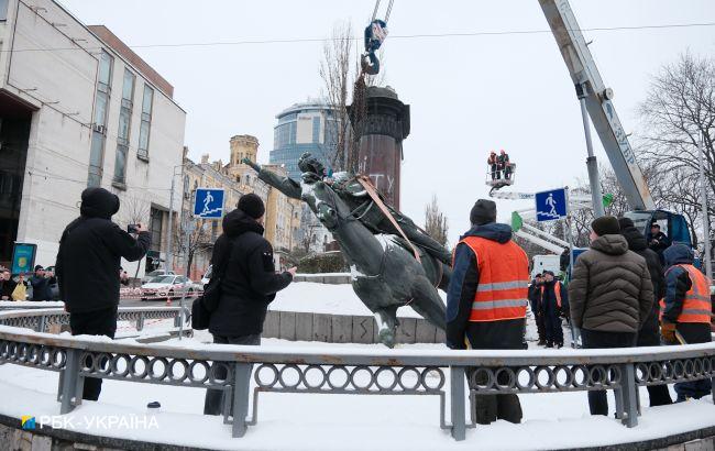 Простояв майже 70 років. У Києві демонтували пам'ятник Щорсу