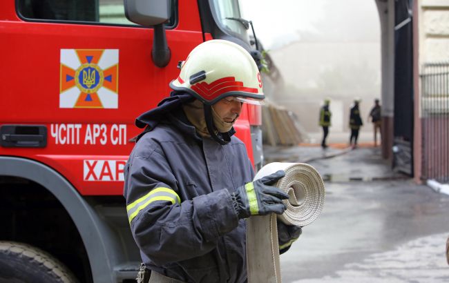 У Вовчанську рятувальники потрапили під ворожу атаку (відео)