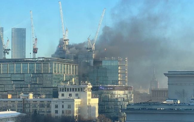 У Москві спалахнула недобудована будівля "Сбербанку"