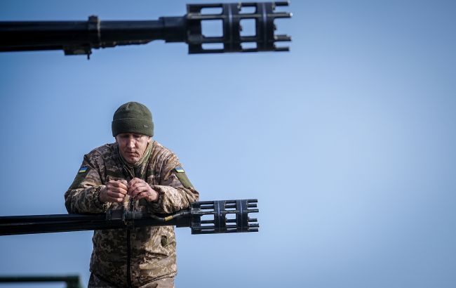 На фронте уже произошло более полусотни боестолкновений: оккупанты сбрасывают много авиабомб