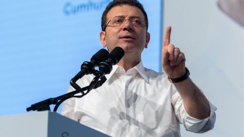 До суда турецкие прокуроры требуют заключить мера Стамбула под стражу