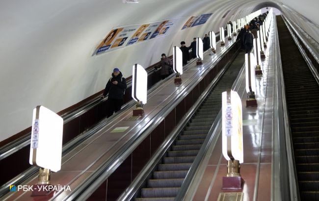 У Києві на одній зі станцій метро сталося загоряння (відео)