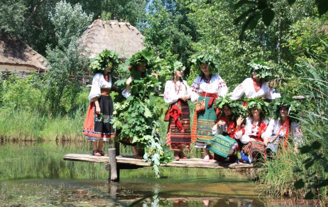 Русалки, венки для коров и освященное зелье: какие обряды соблюдали наши предки на Зеленые праздники