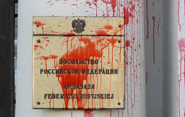 У Варшаві будівлю посольства РФ облили червоною фарбою