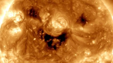 Вот как на самом деле выглядит солнечная улыбка: ученые раскрыли причину "радости" светила