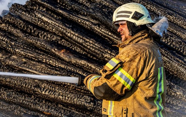 Вогонь дійшов до будинків, лунають вибухи: пожежа під Ізюмом поширилася до 85 га