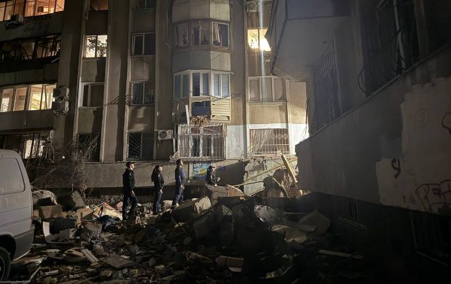 Показаны последствия обстрела Одессы: есть жертвы и раненые, повреждены многоэтажки и школа