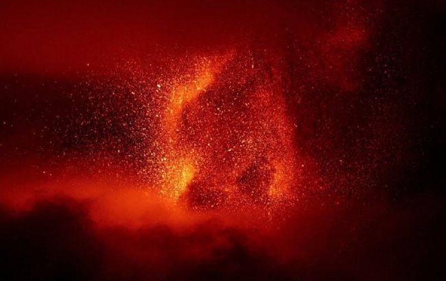 На Сицилії знову прокинувся вулкан Етна: кадри гігантського фонтану лави і виверження