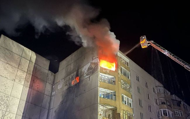 У Кіровоградській області дрон РФ влучив  у багатоповерхівку, серед постраждалих є діти