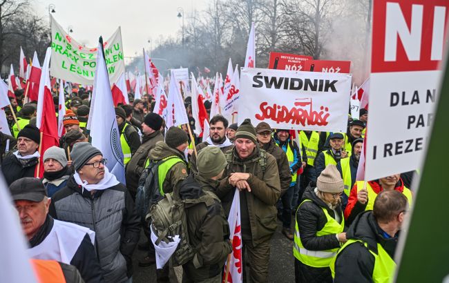 В Варшаве фермеры устроили протест, жгут шины под офисом Туска (видео)