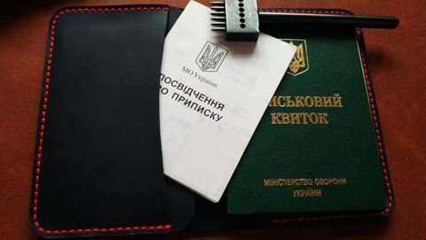 Оформлював липові броні. Посадовцю енергопідприємства вручили підозру