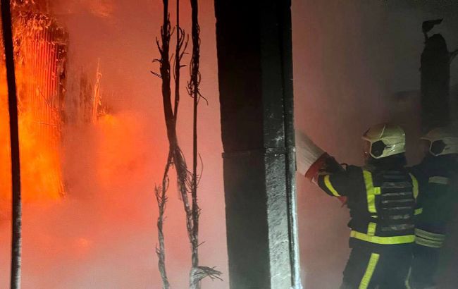 Удар по критической инфраструктуре в Черкассах: возник пожар, фото последствий
