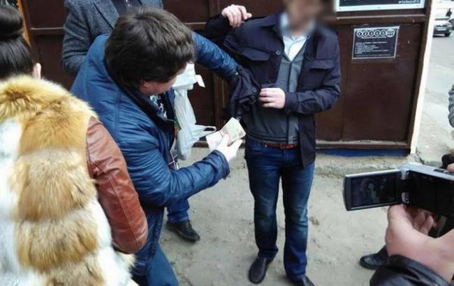 Начальник отдела горсовета Харькова задержан за взятку