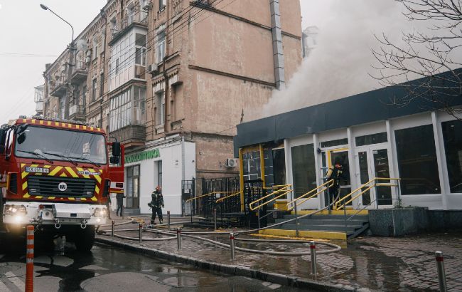 На Подолі у Києві пожежа з сильним задимленням (відео)