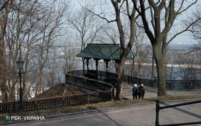 Без опадів, але не тепло: прогноз погоди на сьогодні