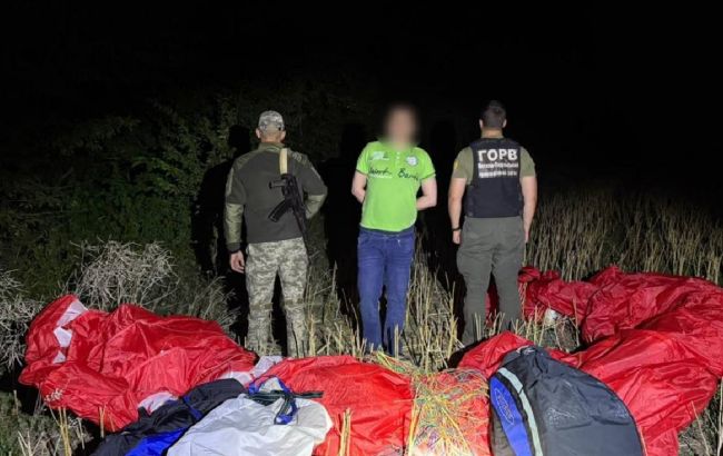 Чоловік намагався потрапити до Молдови на параплані: горе-пілота затримали