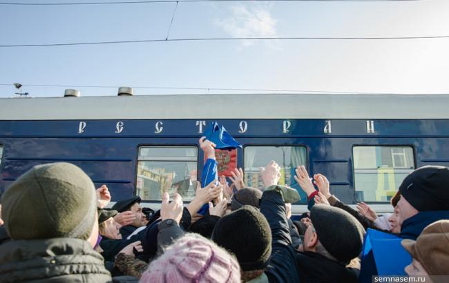 У Росії люди влаштували "бійню" за сувеніри від Жириновського