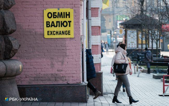 Долар дешевшає: курси в обмінних пунктах