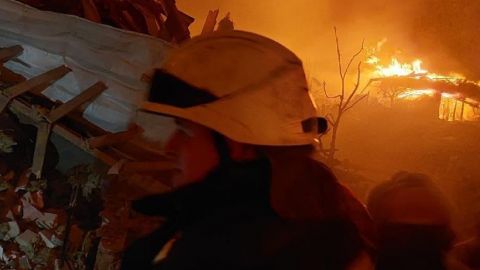 Российские оккупанты ударили бомбами по Житомиру. Горят жилые дома