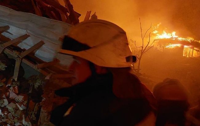 Російські окупанти вдарили бомбами по Житомиру. Горять житлові будинки
