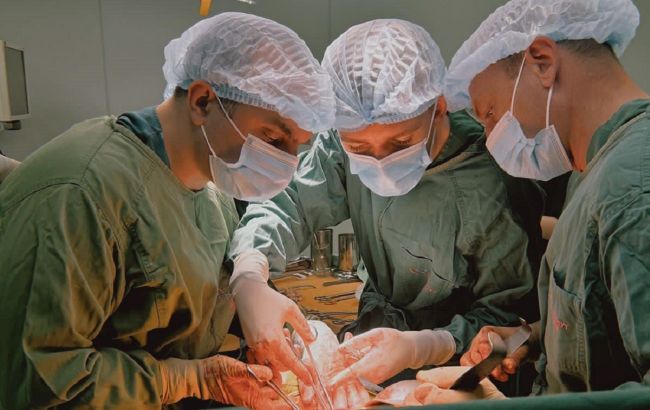 Лікарі Інституту серця вперше виконали сімейну трансплантацію: мати подарувала синові нирку
