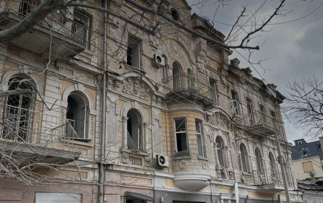 Россияне нанесли авиаудар по центру Херсона: есть раненые и разрушения (фото)