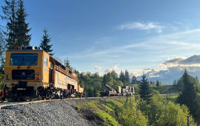 Аварія на залізниці в Карпатах: що відомо і коли відновлять рух потягів