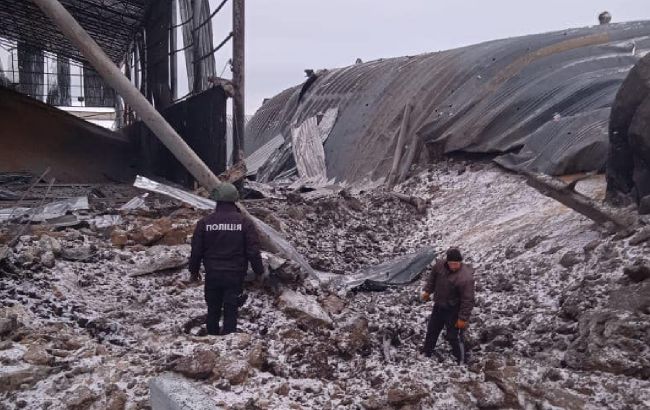 Оккупанты сбросили авиабомбы на зернохранилища в Волчанске (фото)