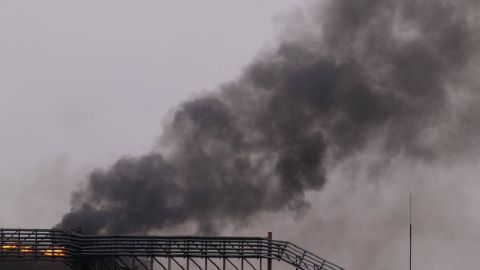 В Енгельсі четверту добу не можуть загасити пожежу на нафтобазі після атаки дронів