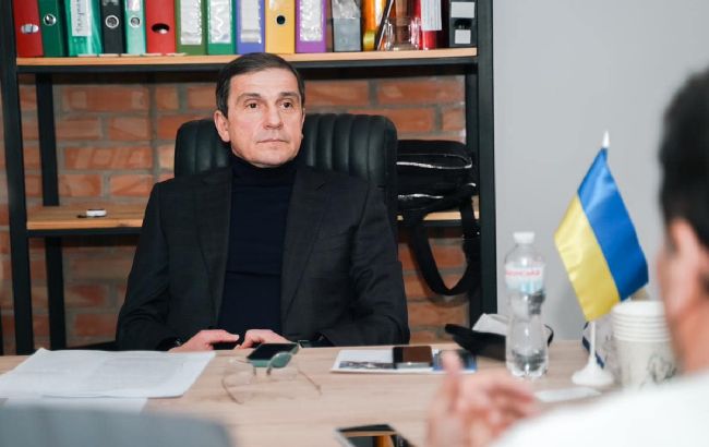 Нардеп организовал своим знакомым незаконный выезд за границу и получил подозрение