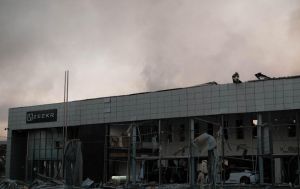 Який вигляд має автосалон Zeekr після масованої атаки росіян на Київ (фото)