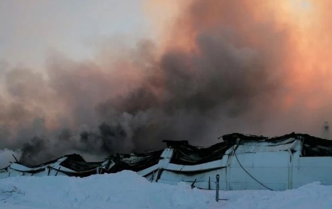 Під Челябінськом спалахнула потужна пожежа на фабриці, відео