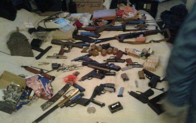У Києві затримали чоловіка, який зберігав вдома арсенал зброї