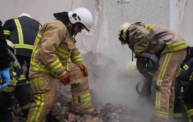 В Одессе под завалами многоэтажки обнаружили девятую жертву российской атаки