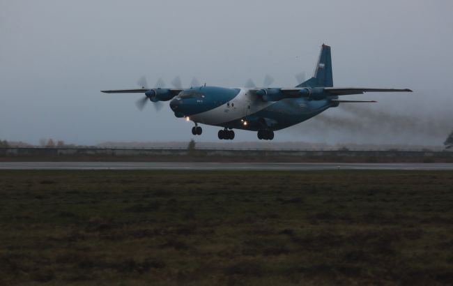 Российский самолет Ан-12 аварийно сел в Воронежской области