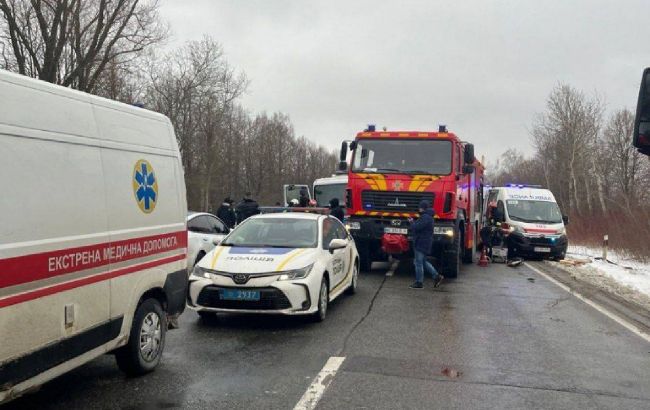 Во Львовской области произошло ДТП: трассу Киев-Чоп перекрыли