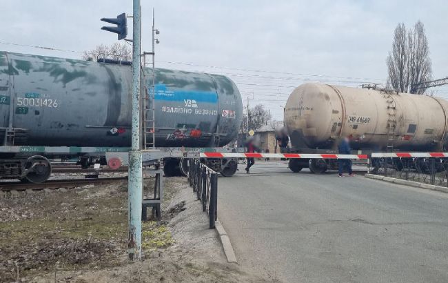 У Борисполі зійшли з рейок цистерни для палива: залізничний переїзд закрили