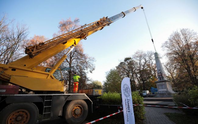 Польща знесла чотири пам'ятники загиблим бійцям Червоної Армії