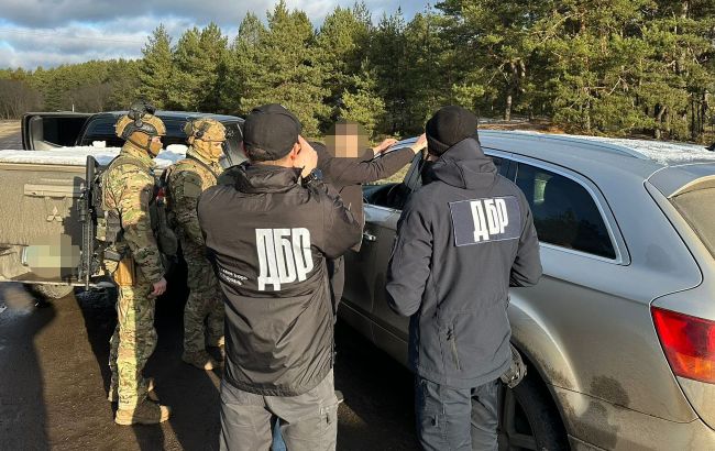 Допомагав тікати до Білорусі: правоохоронця судитимуть за схему з ухилянтами