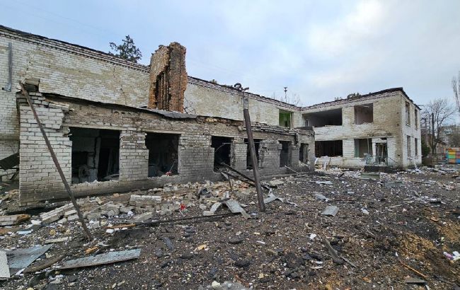 Россияне ударили по Херсону из С-300: поврежден дом, детсад и ТЦ
