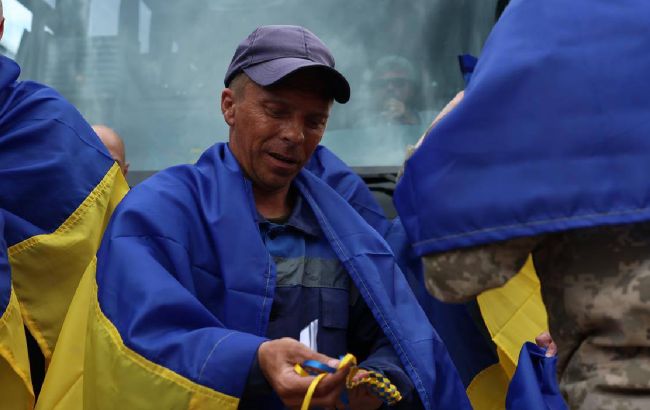 "Я еду домой": омбудсмен показал трогательное видео с освобожденными воинами