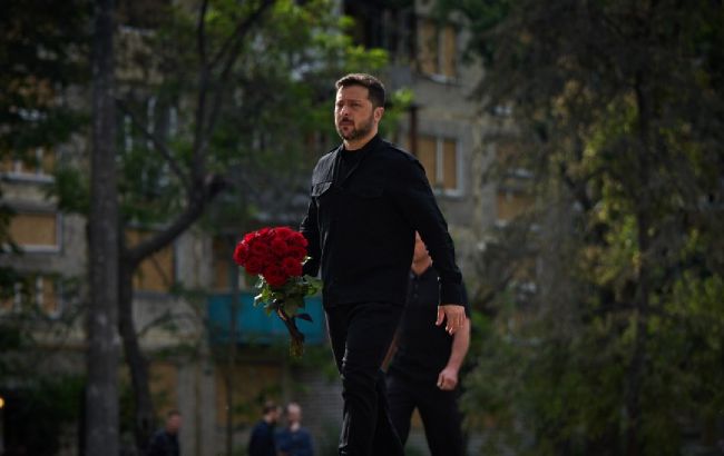 Зеленський вшанував пам'ять загиблих на місці удару по будинку в Києві