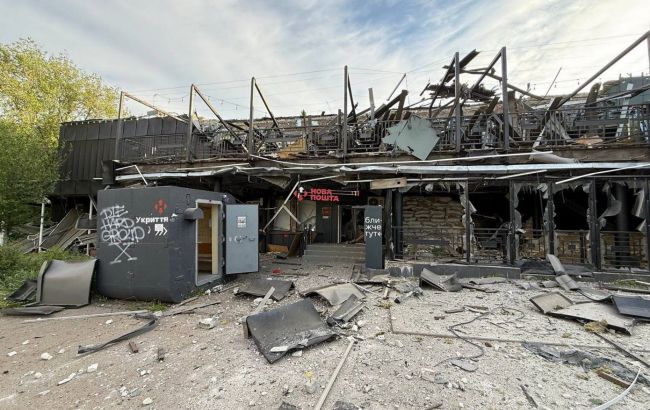 Посилки під завалами. Росіяни скинули КАБ на відділення "Нової пошти" в Краматорську