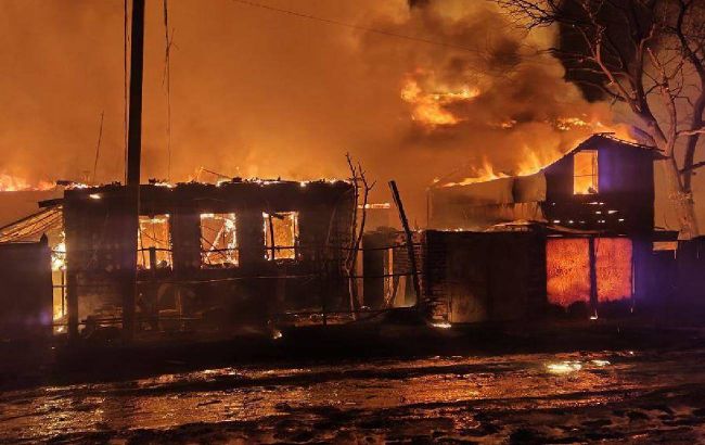 Полиция показала первые минуты после удара по нефтебазе в Харькове