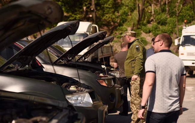 В Днепре на нужды военных передали еще четыре машины